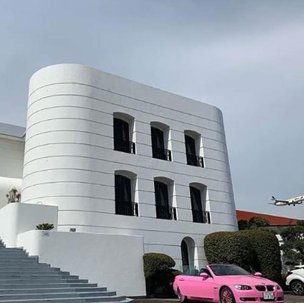 WINカンパニーの事務所前に停まる、川崎容疑者の愛車（リース）ピンクのBMW