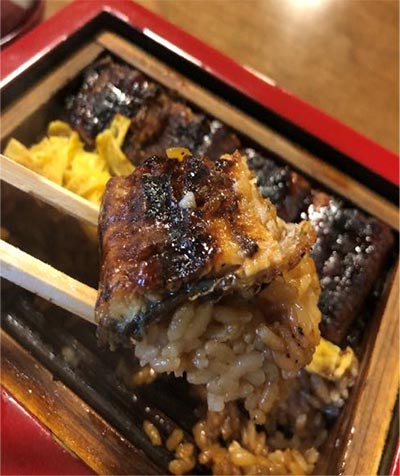 箸に取ったうなぎとご飯