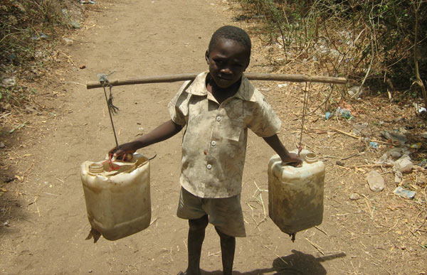 汚れた水を飲むことで子どもたちの命が失われていく