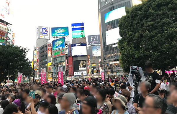 街頭演説に集まった人々（7.13東京・JR渋谷駅ハチ公前広場）