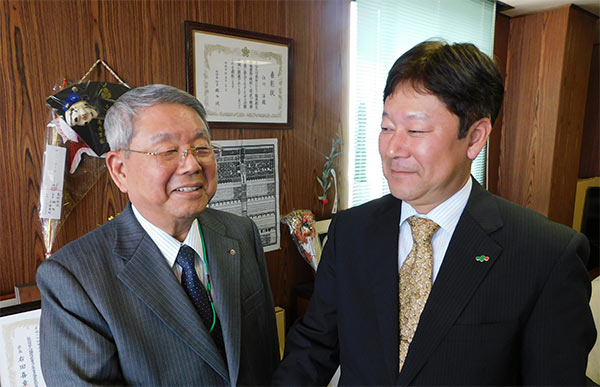 江川洋相談役（左）と江川智広社長