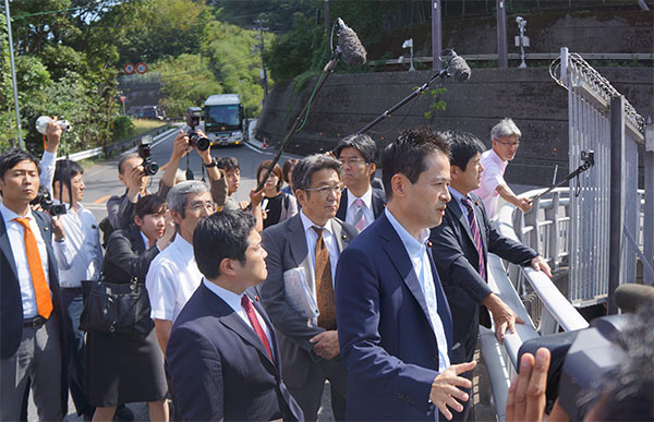 10月５日、野党合同ヒアリング・関電視察で高浜町を訪れた野党議員ら