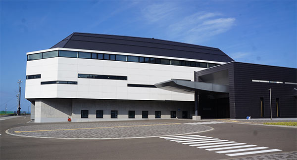 吉田開発は電源立地地域対策交付金を活用した公共事業５件を受注した（総額約4億5,253万円）。写真は、交付金で建てられた高浜町立中央体育館