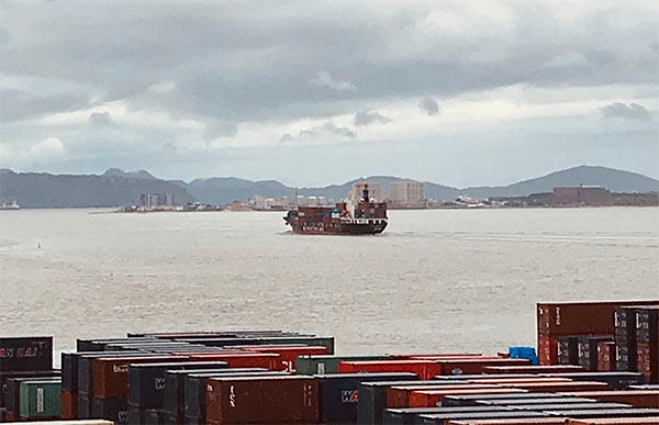 博多港付近の大型貨物船