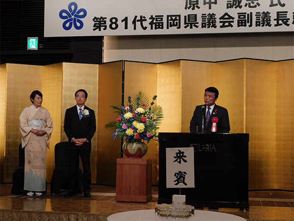 来賓あいさつに立った、小川洋・福岡県知事