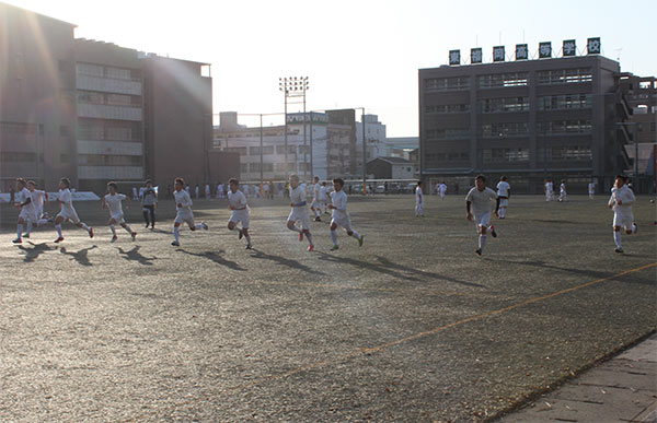 最先端の人工芝で練習するサッカー部