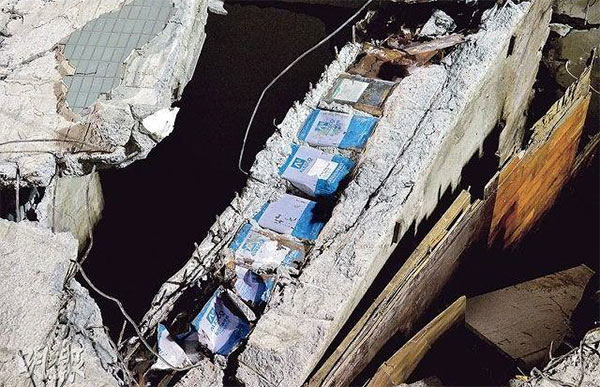 台湾の地震で倒壊したビル。台湾の倒壊したビルではコンクリートの内部に一斗缶が埋め込まれていた。