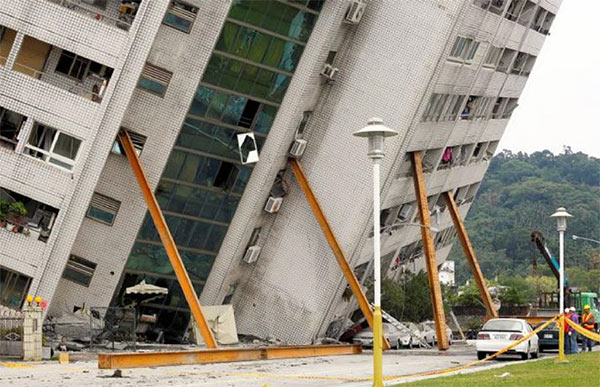 台湾の地震で倒壊したビル。コンクリート内部に異物を入れた手抜き工事だったという。