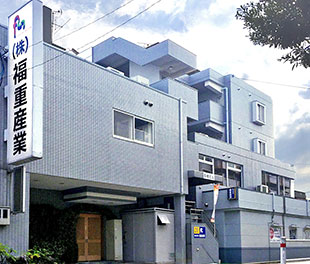 自社ビルである本社社屋は4階建てで上階には独身寮を備える