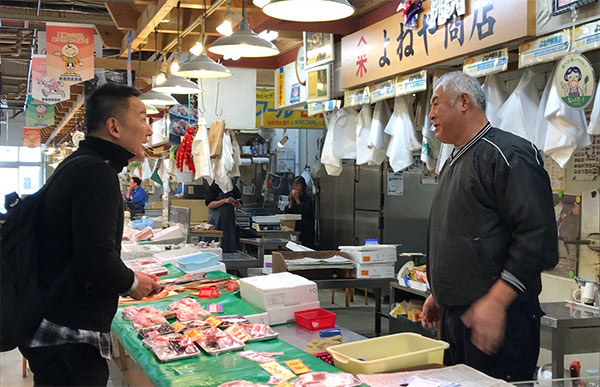 男性店主（右）と再会する山本氏（2019.11.13筆者撮影）