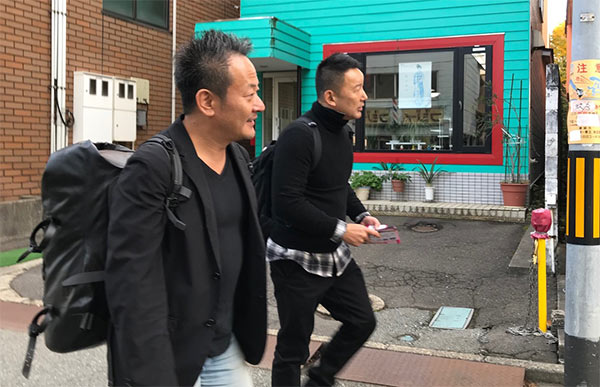 掲示依頼に歩く辻村氏（左）と山本氏（2019.11.13筆者撮影）