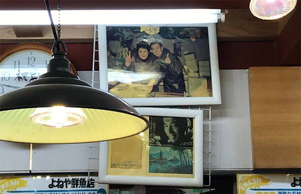 壁には「お母さん」とのツーショット写真、山本氏からの礼状などが飾られていた（2019.11.13筆者撮影）