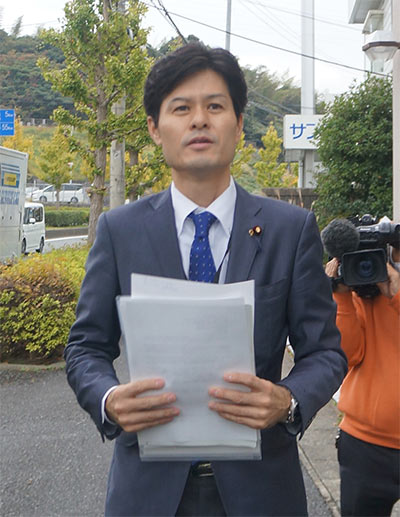 質問書を届ける柚木道義衆院議員