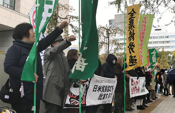 国会に向け協定の批准阻止を訴える市民（2019.11.26筆者撮影）