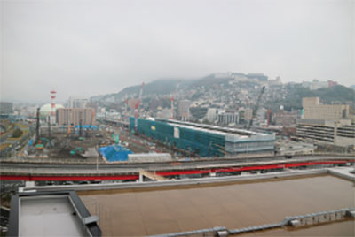 複数の工事が同時進行する長崎駅周辺。在来線ホームに隣接（右）する新幹線ホーム。駅左側では、長崎市の土地区画整理事業が進められている