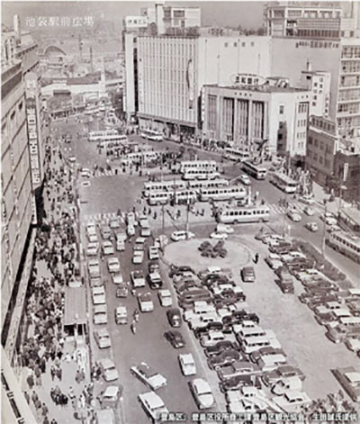 1963年ごろの池袋駅東口。左に西武百貨店