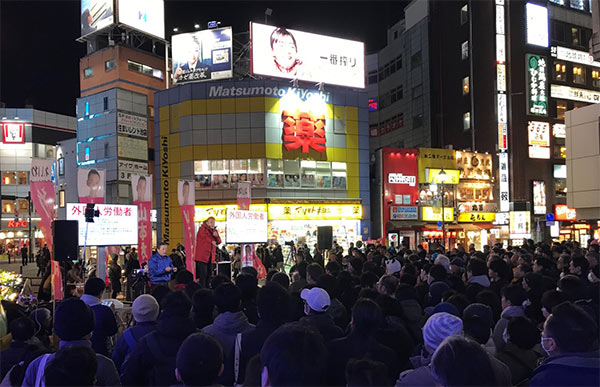 600人ほど集まった聴衆と対話する山本氏（2019.12.15JR池袋駅西口で筆者撮影）