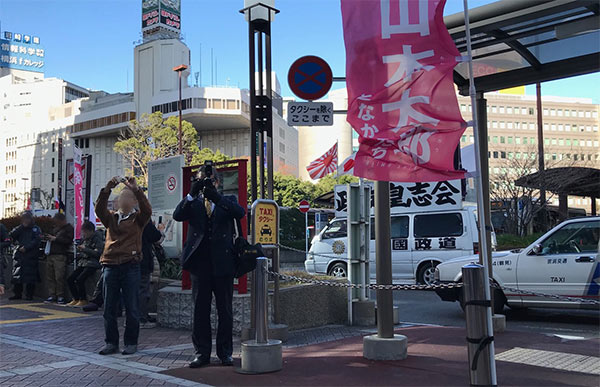 開始前、駅前ロータリーを回る街宣車（2019.12.14筆者撮影）