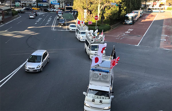 駅前通りを往復する街宣車（2019.12.14筆者撮影）