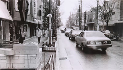 歩道の舗装工事が進められるセピア通り（1986年2月）