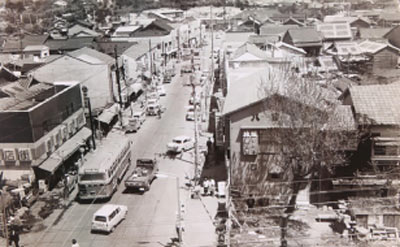 昔の香椎駅前通り（1965年4月、福岡市総合図書館資料より）