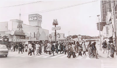 アピロスの開業でにぎわう香椎（1974年2月、福岡市総合図書館資料より）