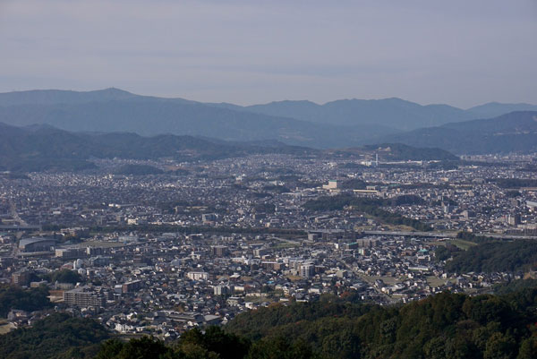 四王寺山展望台から大野城市街地、脊振山系を望む