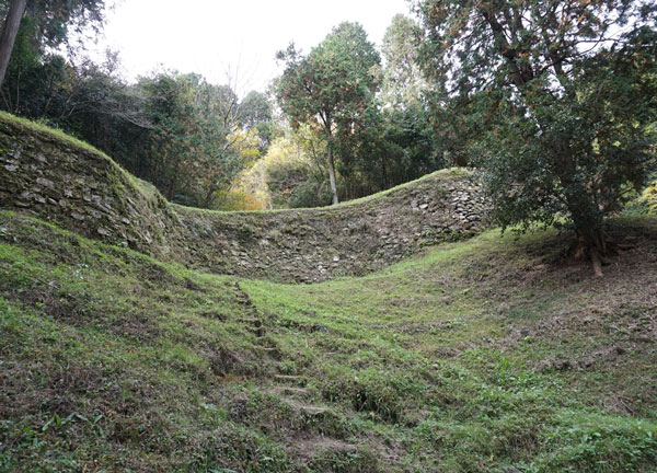 見事に石積された古代遺跡：百間石垣