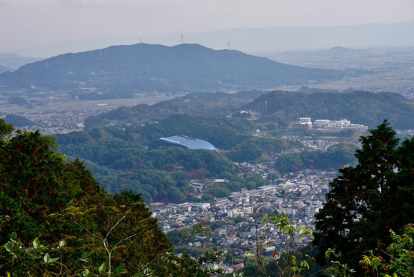 太宰府の街なみ　屋根のある建物は九州国立博物館