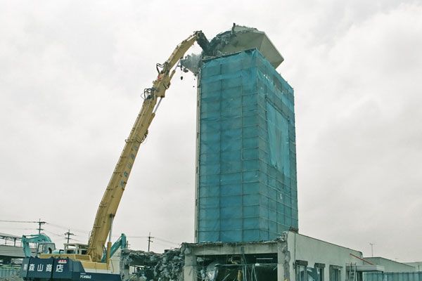 福岡空港の旧管制塔解体工事