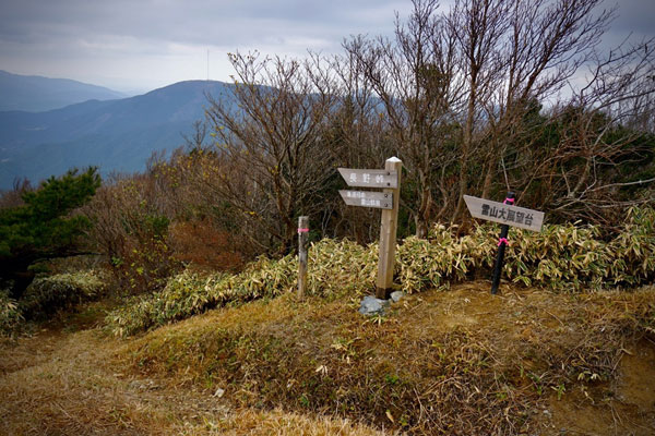 雷山山頂より羽金山（900m）　はがね山標準電波送信所の塔が見える