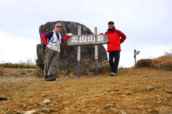 雷山山頂にて　筆者（右）と M