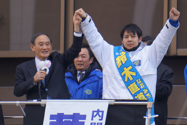 菅首相と鈴木直道知事。吉川元大臣が本命国交官僚を押し退けて公認候補に後押し