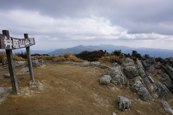 井原山（983m）より脊振山（中央奥）