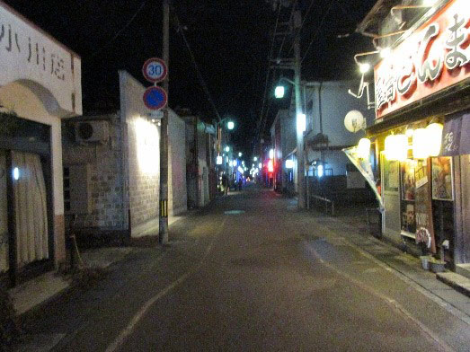 益田駅前（島根県）の飲食街（15日夜）