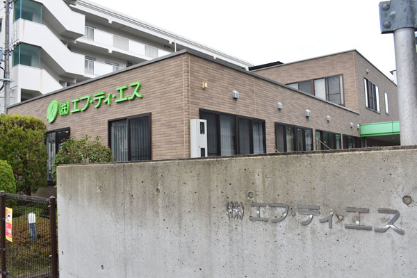 JR吉塚駅からすぐの、利便性に優れる場所に構えられた本社屋