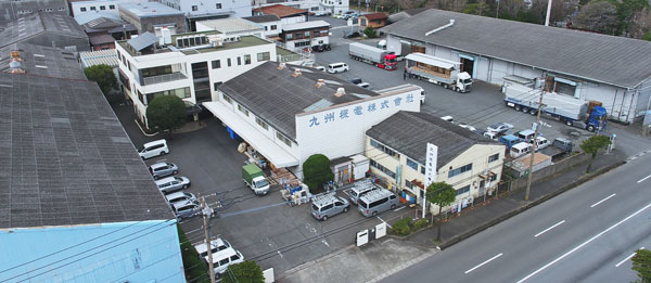 上空から本社屋を見下ろす。北九州市小倉北区の工業地帯に九州機電はある