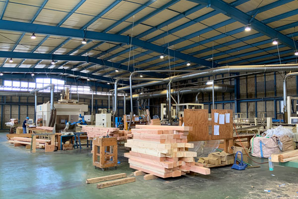 精度の高い木材加工を可能にするプレカット加工工場。写真は本社内の工場設備機械