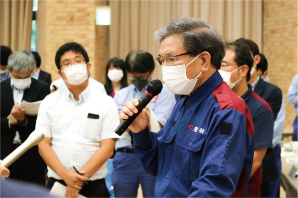 10月の球磨川豪雨検証委員会後、記者の質問に答える蒲島知事