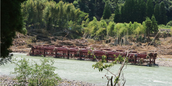 水で押し流された球磨川に架かる橋桁（2020年8月撮影）