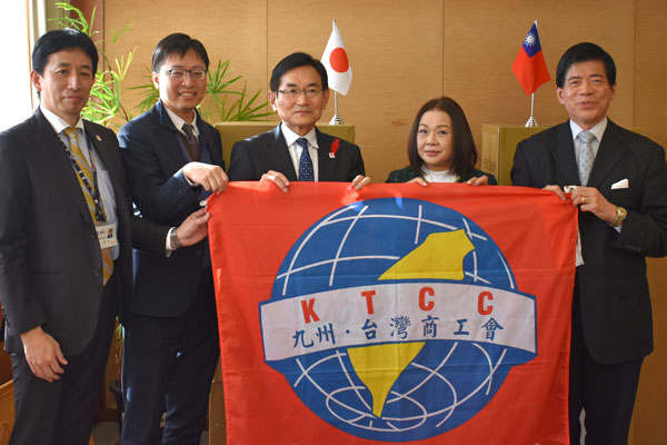 （左3人目から）江口福岡県副知事、頼会長、陳総領事