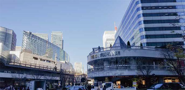 左に東京国際フォーラム、右は東京交通会館