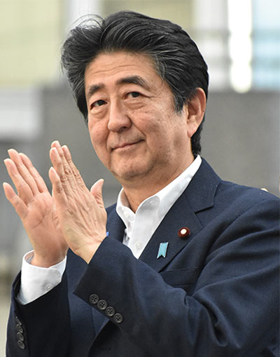 ニヤリと「笑顔で笑う」安倍首相