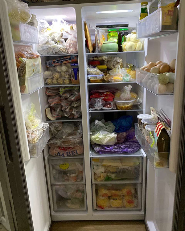 食材でいっぱいの冷蔵庫