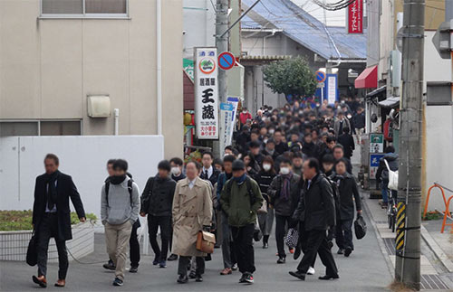 朝、向洋駅から出勤してくるマツダの従業員たち