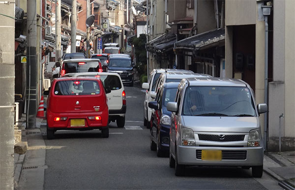 町は道が狭いため、交通渋滞が頻繁に発生する