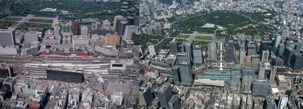 （左）1992年ごろの空撮写真（丸の内再構築前）　（右）現在の空撮写真（丸の内再構築後）