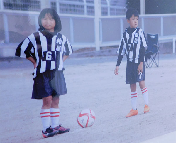 サッカーを始めた小学校低学年のころ。右は、兄の佑馬さん