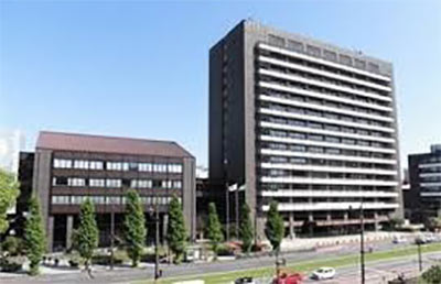 移転、建て替えが計画されている熊本市役所本庁舎（左が議会棟、右が中央区役所も入った行政棟）＝熊本市のHPから