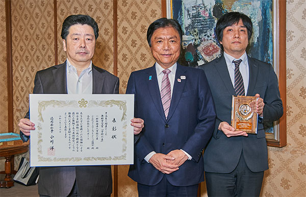 「ふくおか共助社会づくり表彰」表彰式にて。写真左が、中村信二理事長